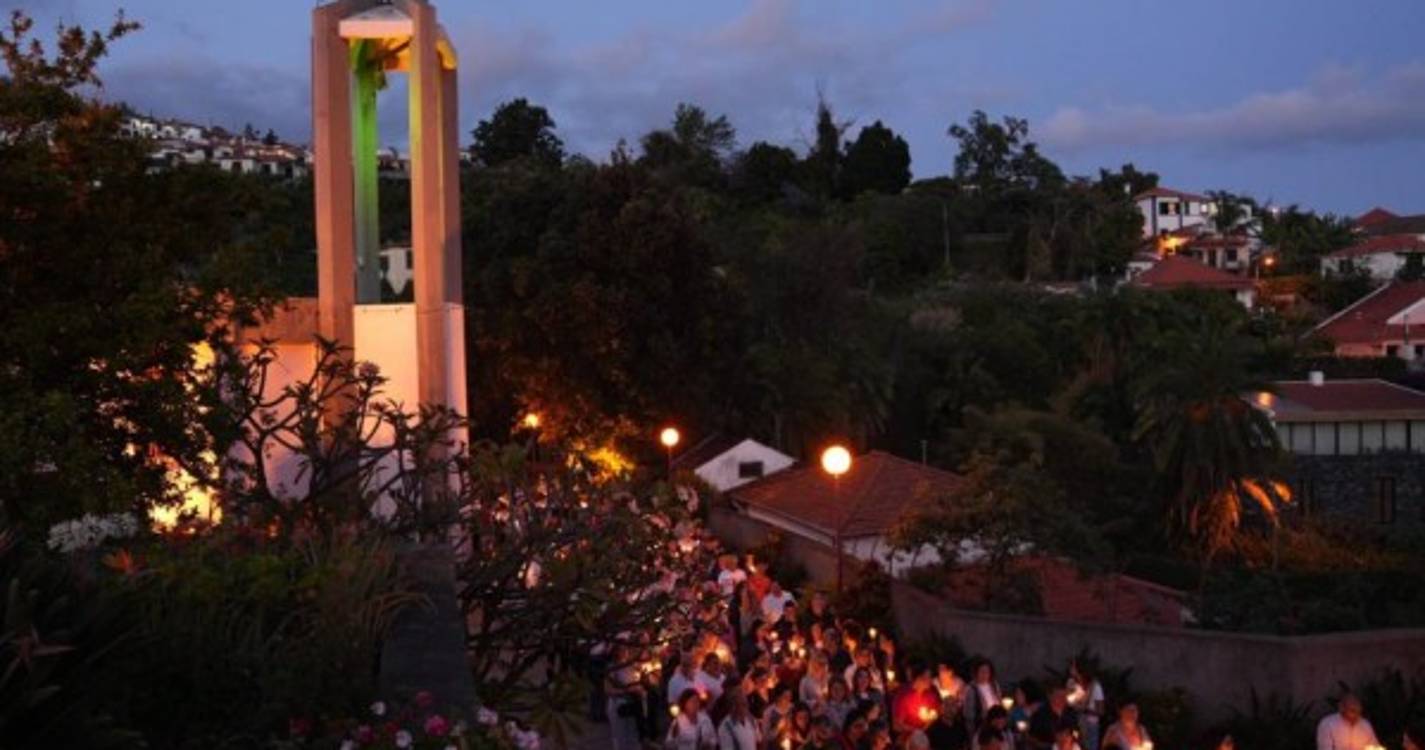 Procissão das velas percorre ruas da paróquia de Fátima