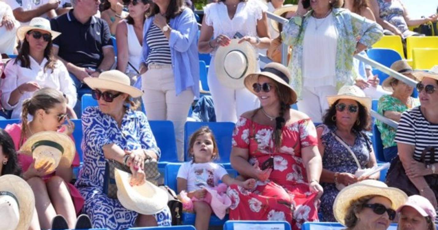 Festa da Flor: Veja quem está nas bancadas para assistir ao cortejo (com fotos)