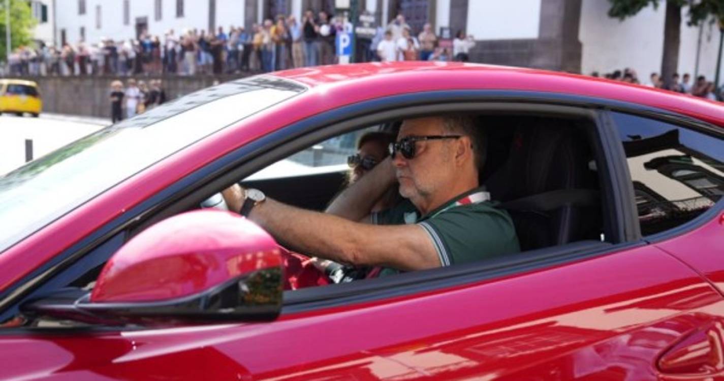 Largo do Município composto para ver os ferraris