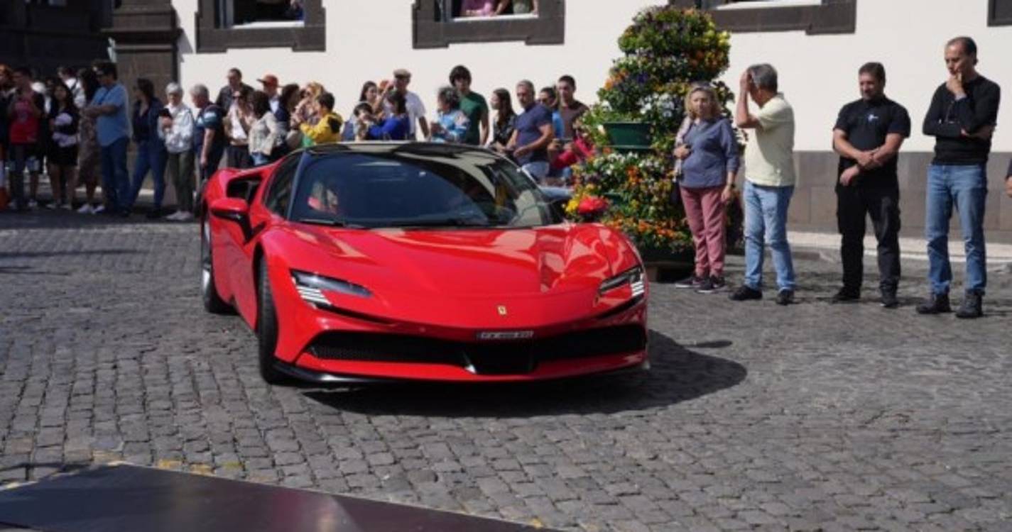 Largo do Município composto para ver os ferraris