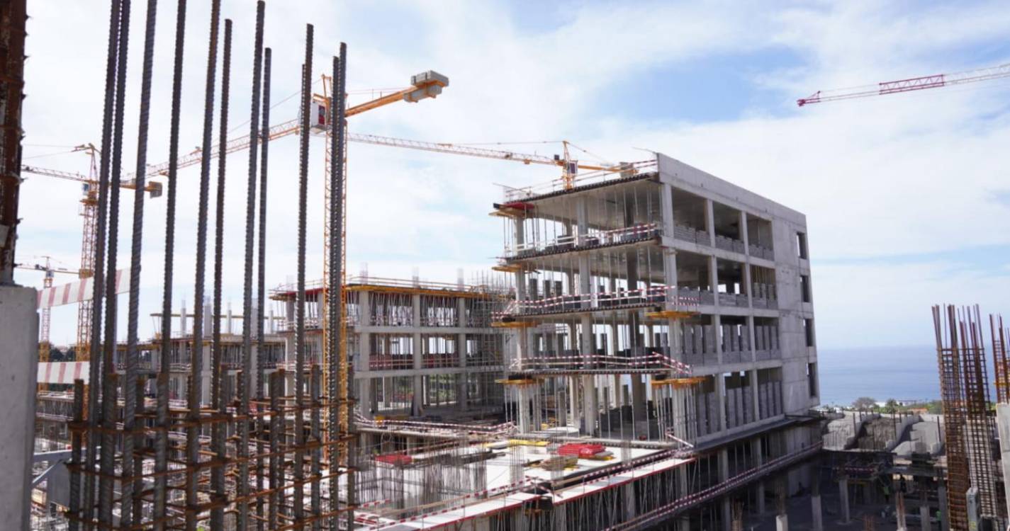 Veja como está a decorrer a obra do novo hospital