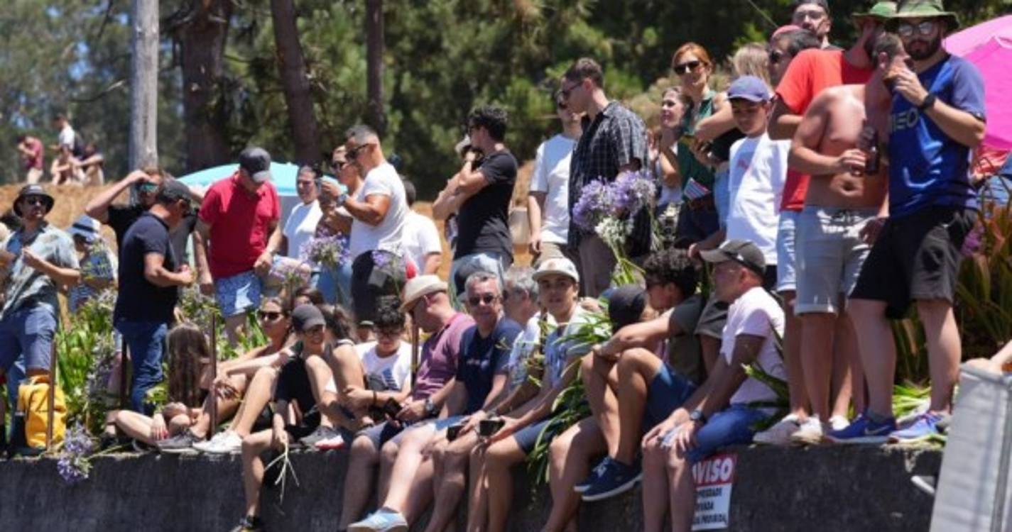 Muita gente à espera do Rali em Câmara de Lobos