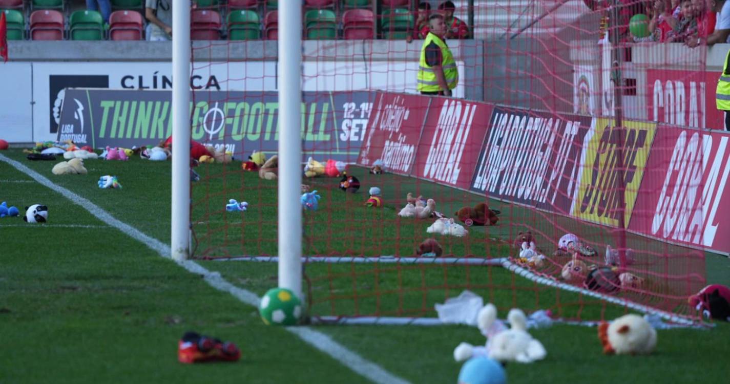 Chuva de peluches registada no intervalo do Marítimo - Penafiel (com fotos)