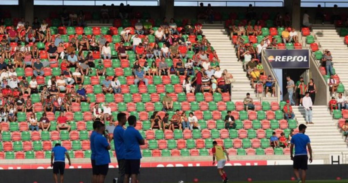 Massa humana já 'embeleza' Estádio do Marítimo