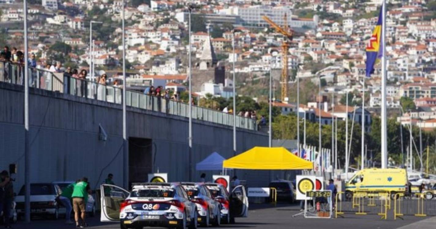 Amantes do rali acompanham Verificações Técnicas