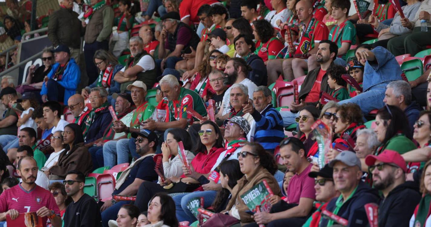 Adeptos em peso nos Barreiros para apoiar Marítimo (com fotos)