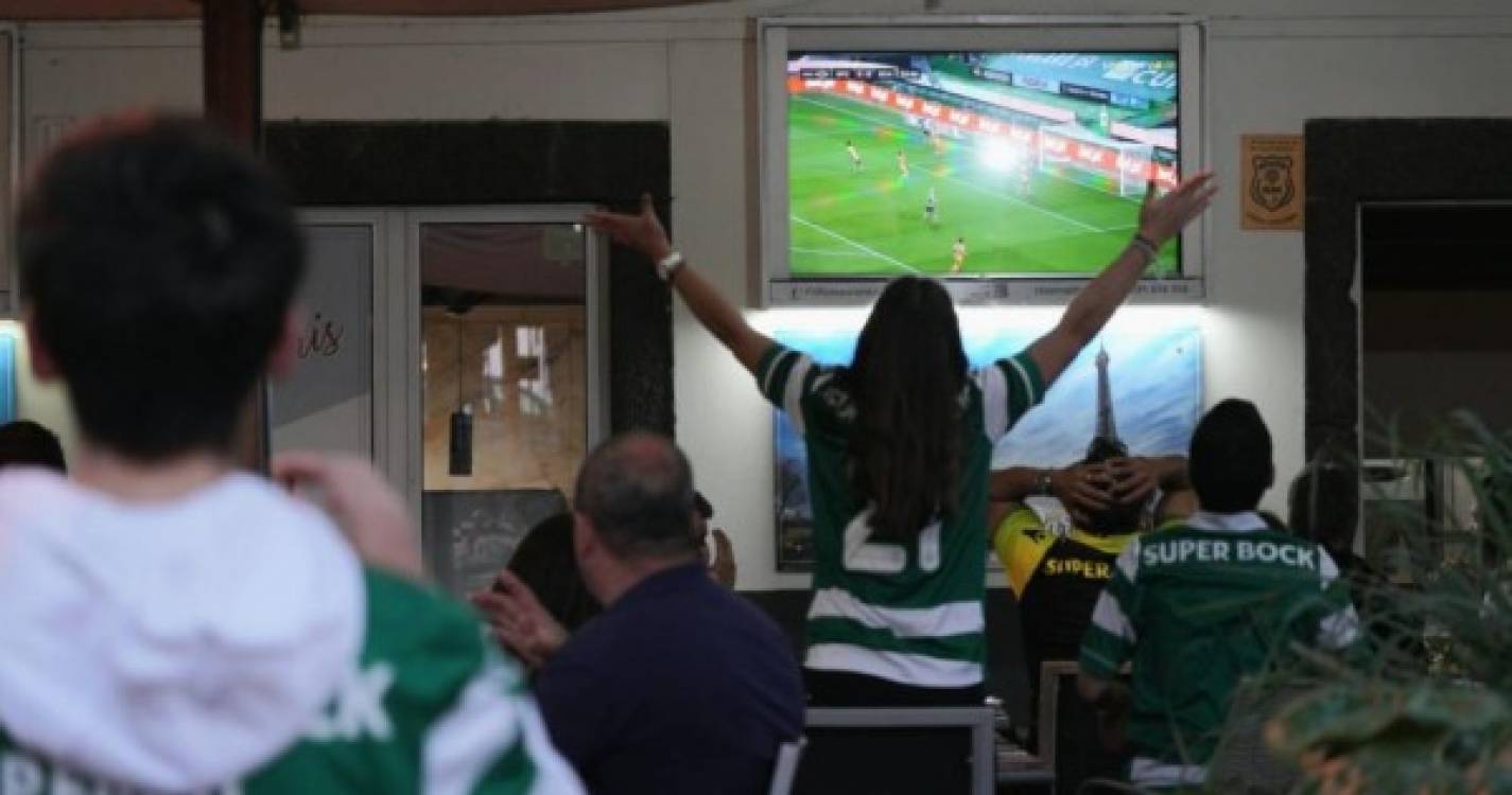Veja como os adeptos do Sporting estão a seguir do jogo do título na Madeira (com fotos)