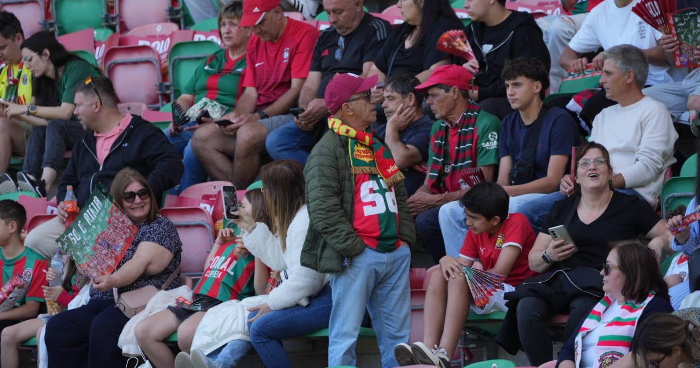 Adeptos em peso nos Barreiros para apoiar Marítimo (com fotos)