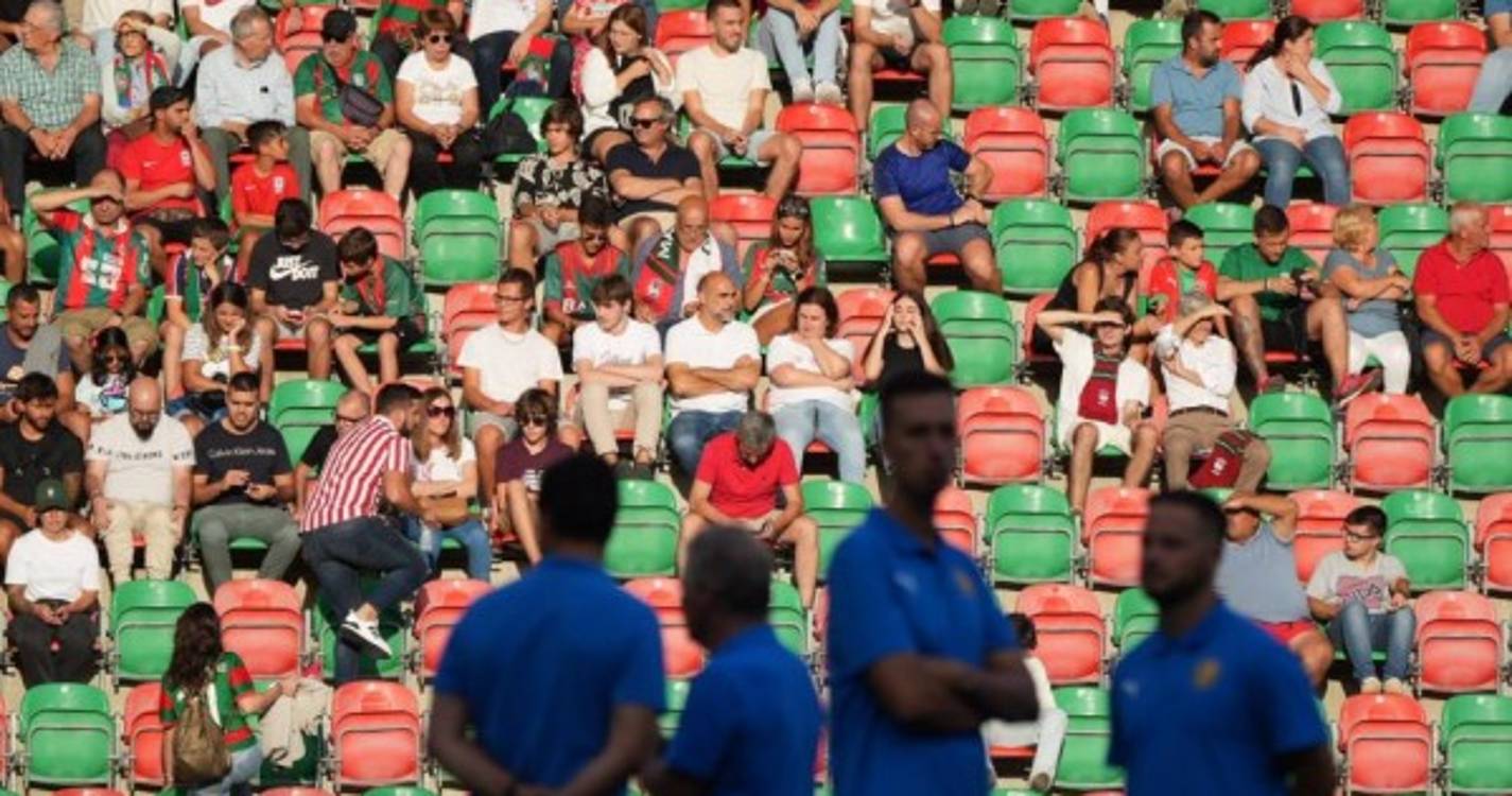 Massa humana já 'embeleza' Estádio do Marítimo