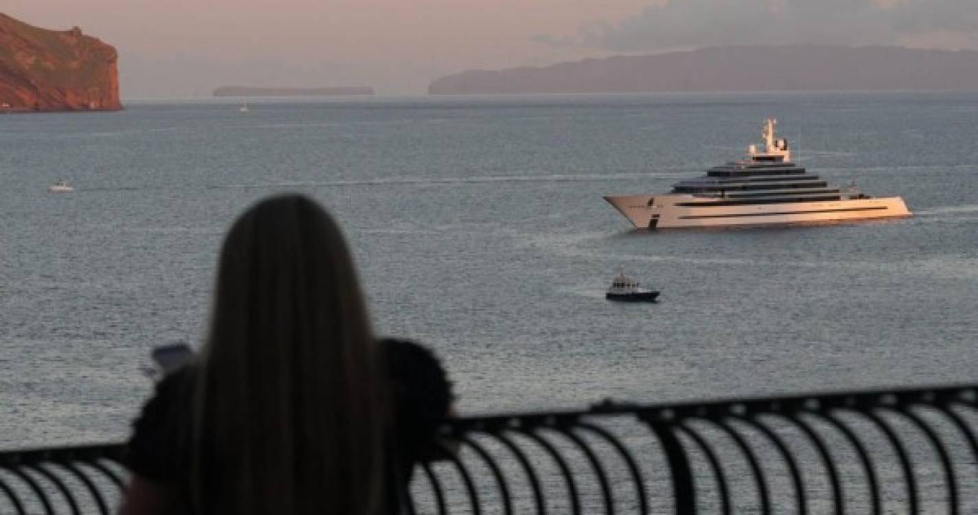 Mega iate do tamanho do Lobo Marinho centra atenções no Funchal (com fotos)