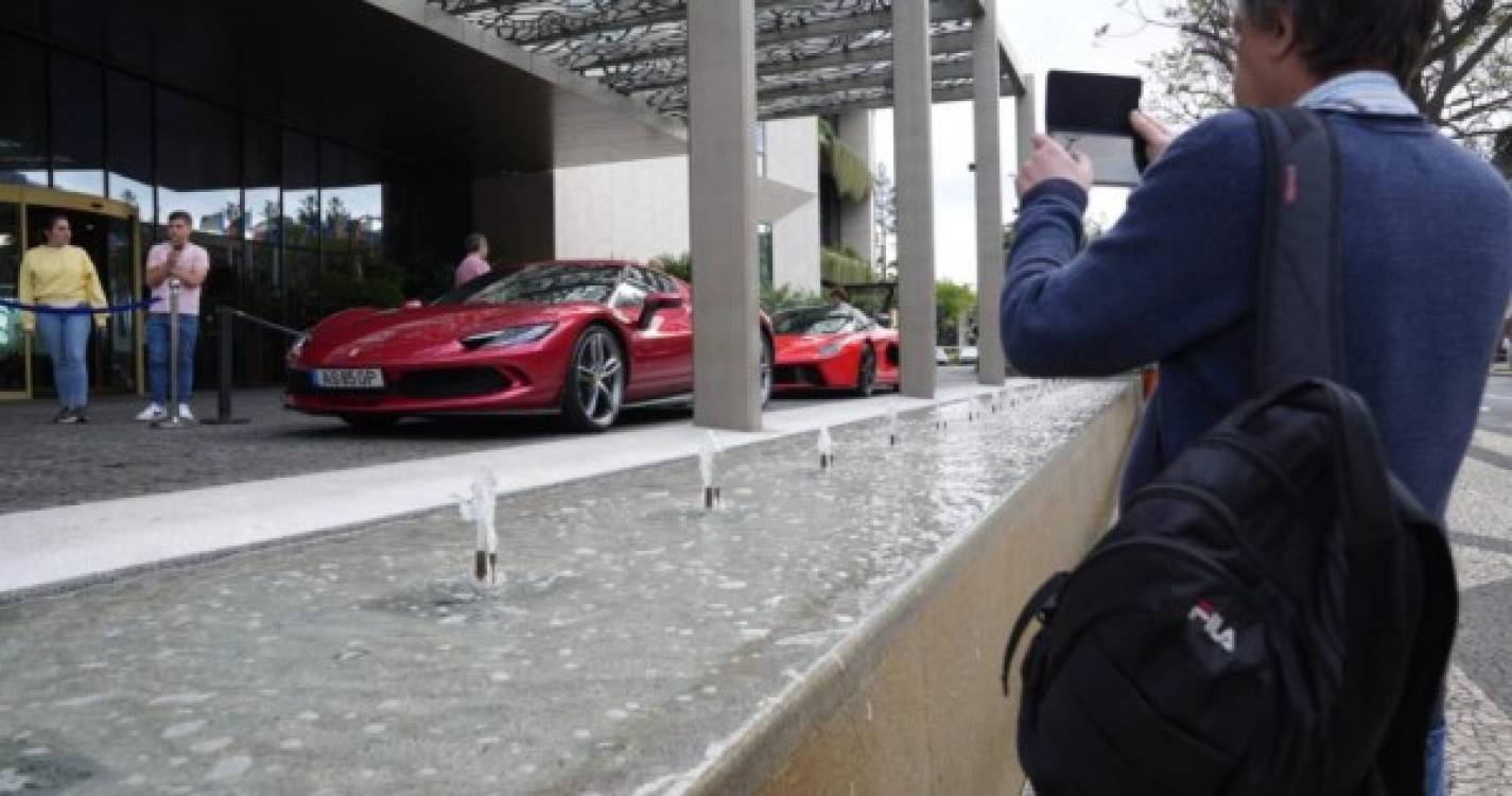 Ferraris atraem olhares no Savoy Palace