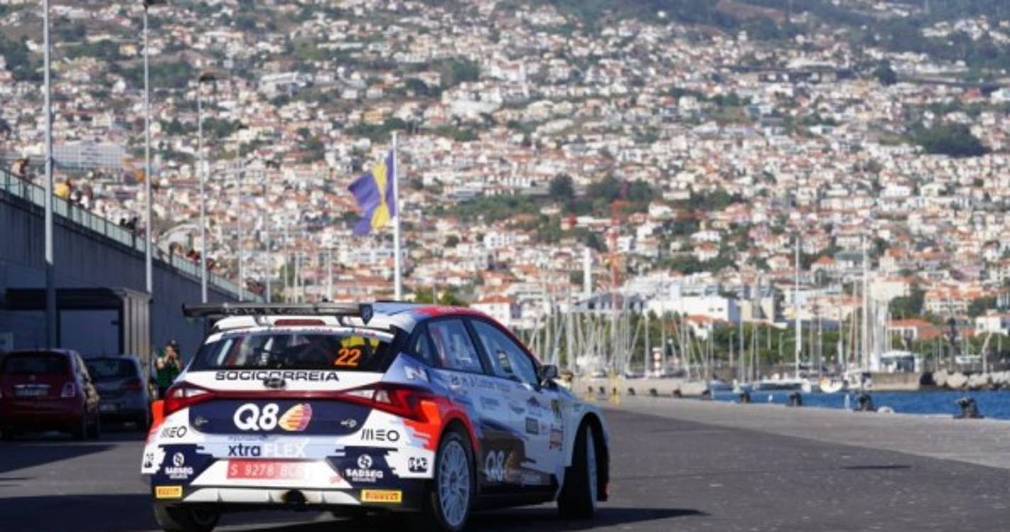 Amantes do rali acompanham Verificações Técnicas