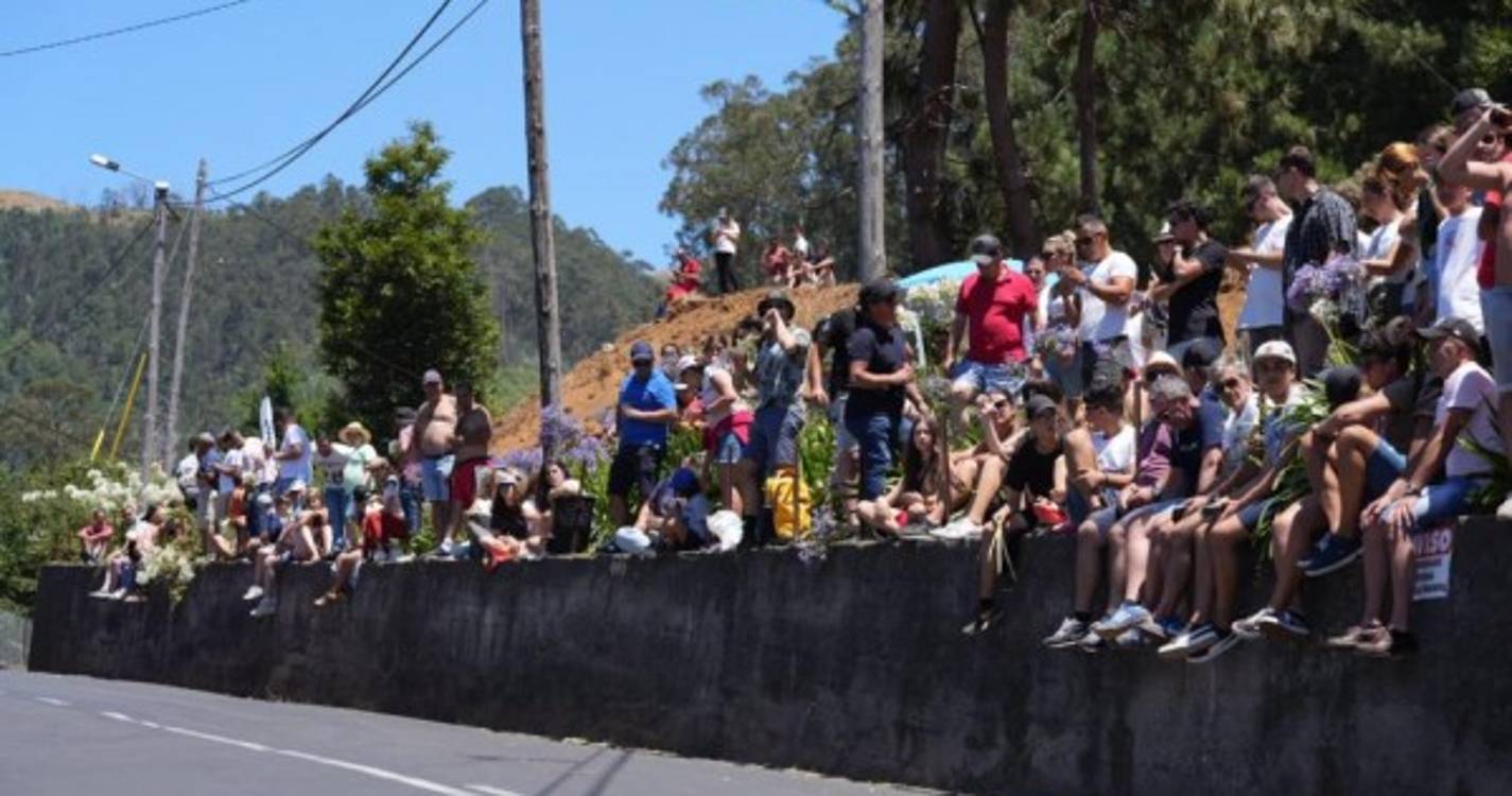 Muita gente à espera do Rali em Câmara de Lobos