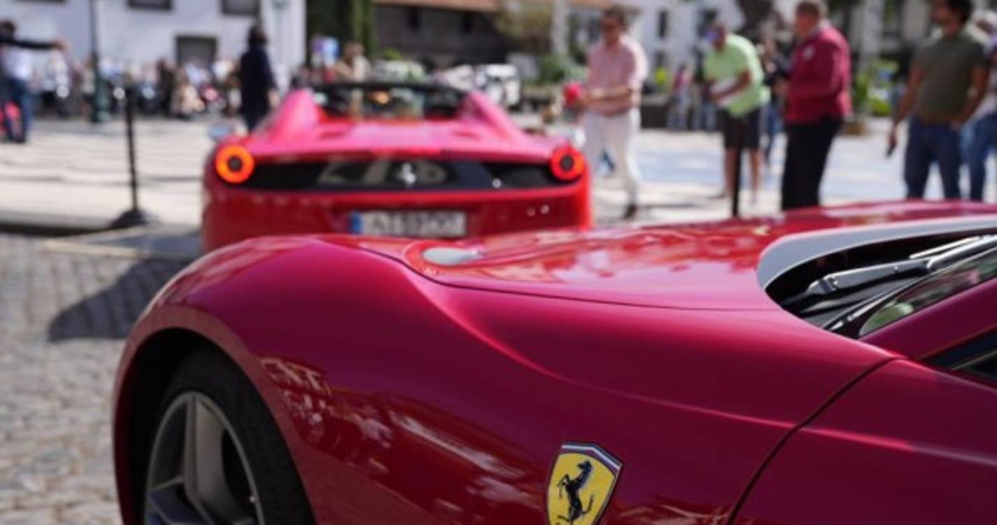 Largo do Município composto para ver os ferraris