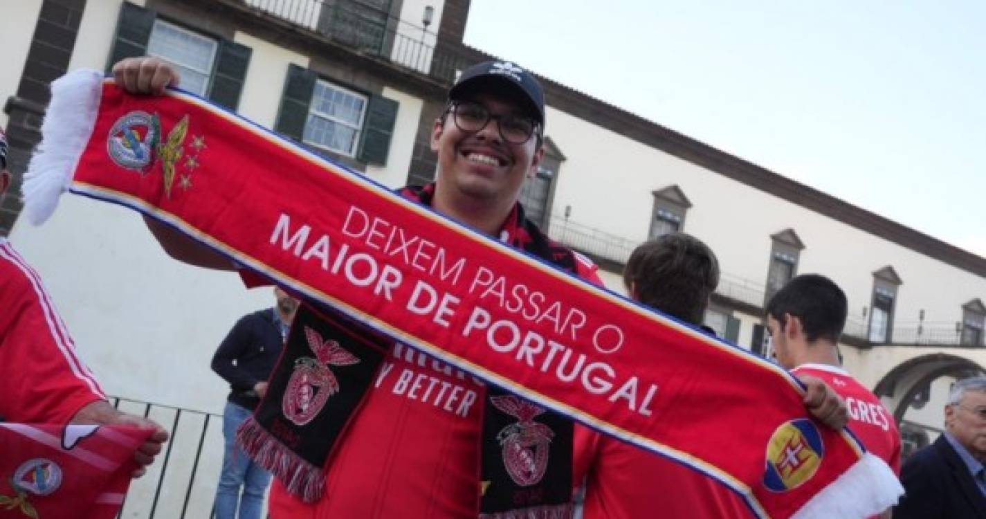 Veja a euforia na Avenida do Mar com os adeptos do Benfica a fazerem a festa