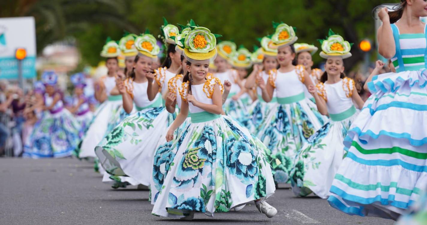 ‘Madeira dos meus encantos’ e ‘Do mar à serra’ já encantam público no cortejo da flor