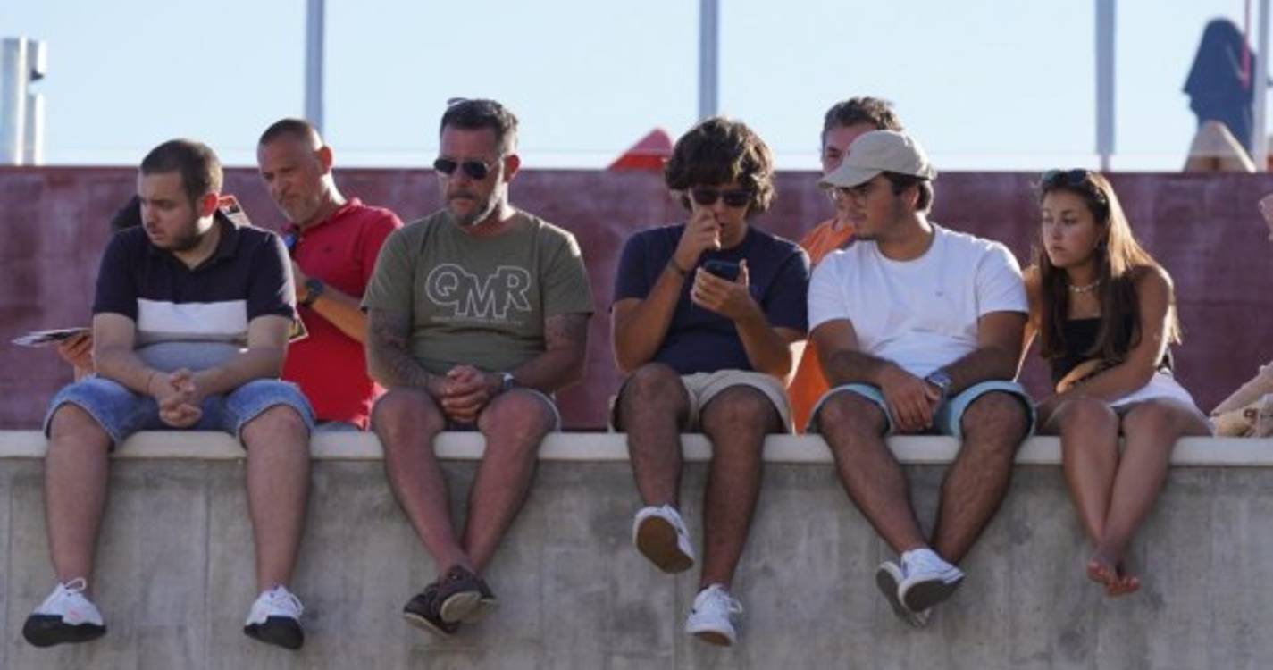 Amantes do rali acompanham Verificações Técnicas