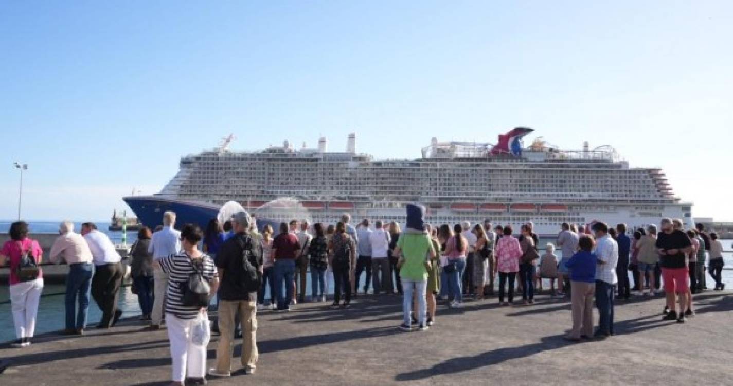 Várias dezenas de pessoas despediram-se do navio Carnival Celebration (com fotos)