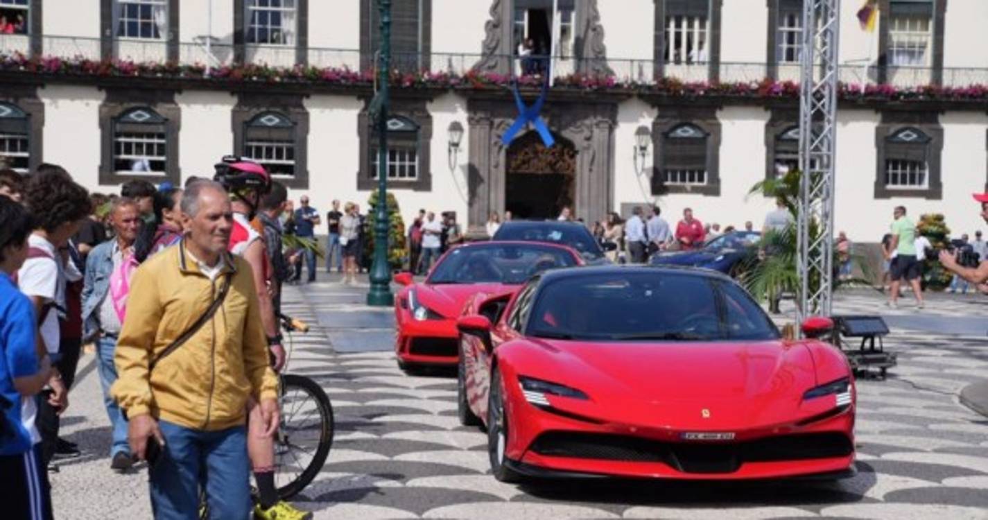 Largo do Município composto para ver os ferraris