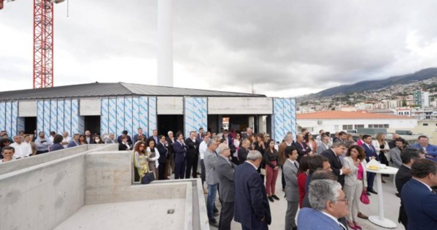 Cerimónia do 'pau de fileira' do Savoy Residence Insular reúne dezenas de personalidades