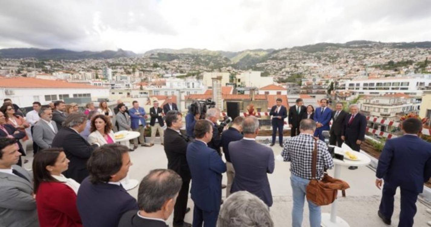 Cerimónia do 'pau de fileira' do Savoy Residence Insular reúne dezenas de personalidades