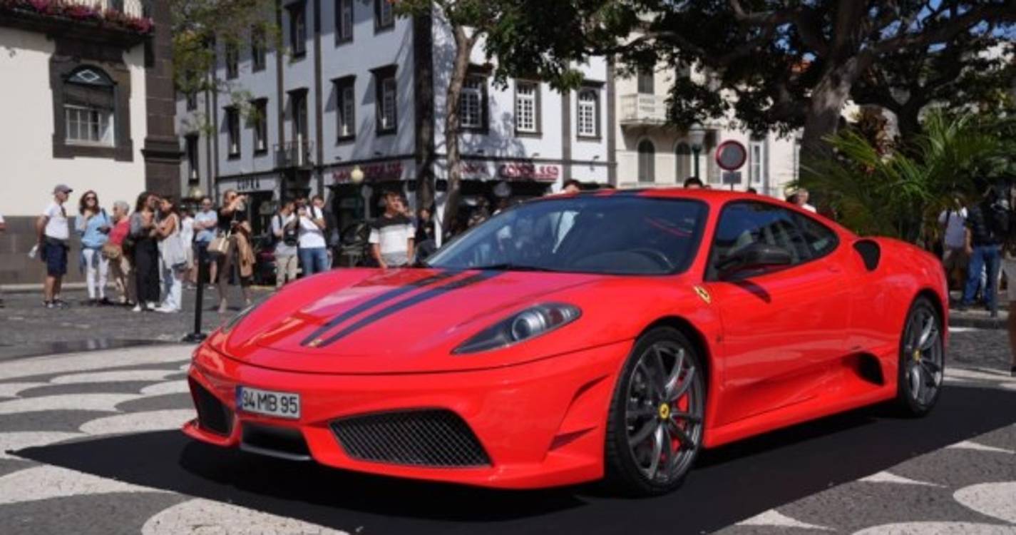 Largo do Município composto para ver os ferraris