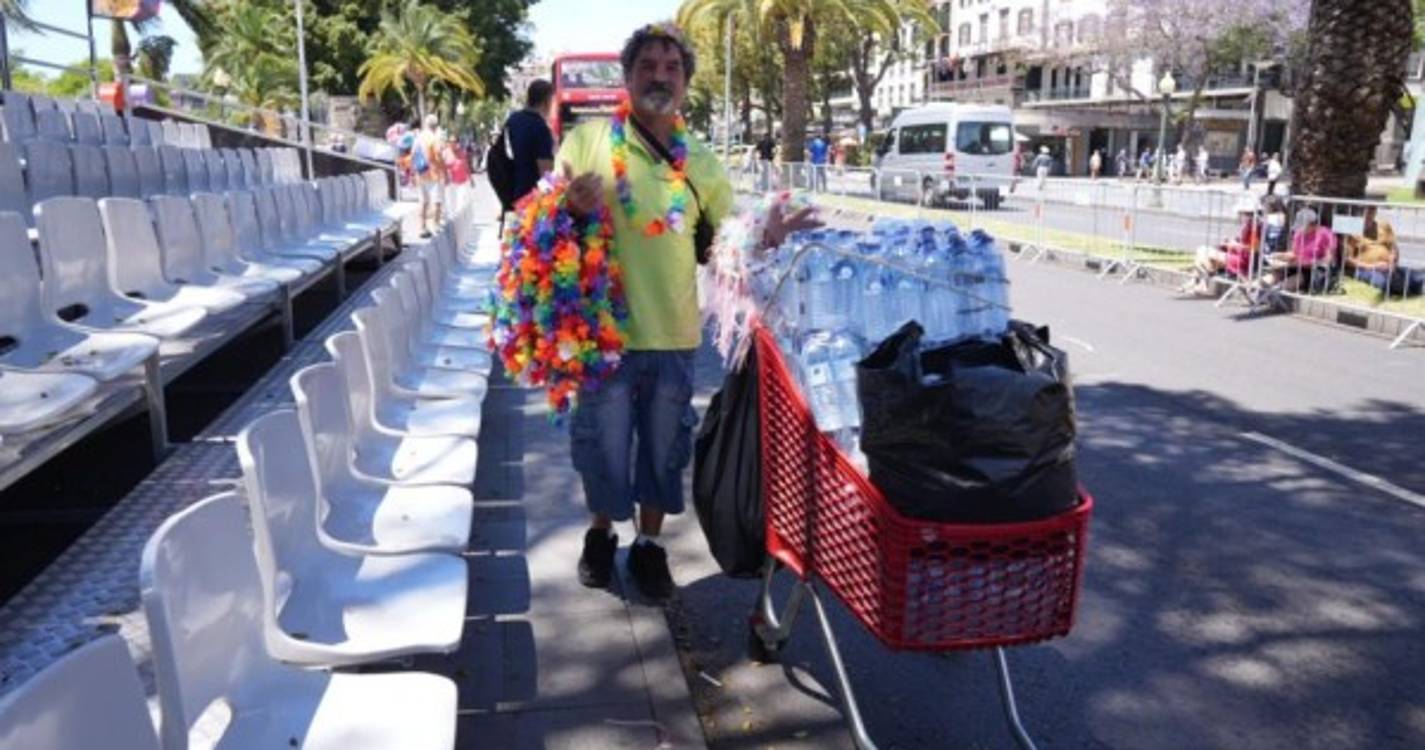 Populares começam a guardar lugar para assistir ao cortejo da Festa da Flor