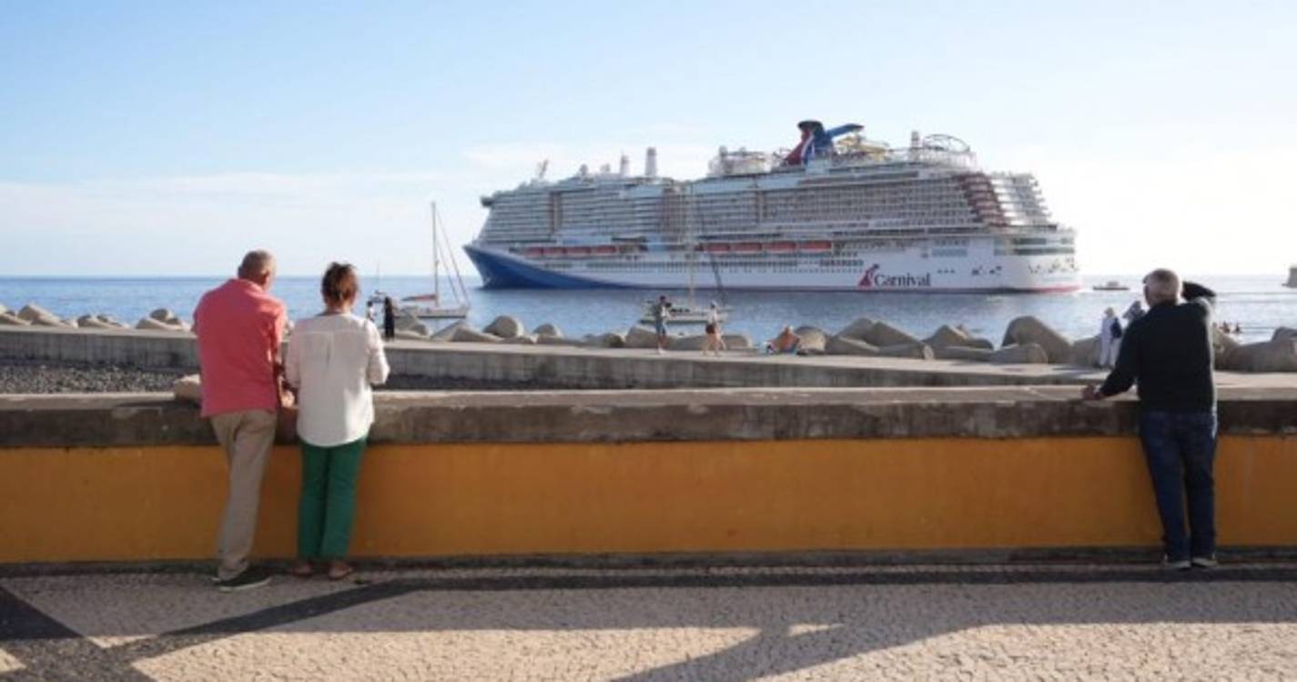 Várias dezenas de pessoas despediram-se do navio Carnival Celebration (com fotos)