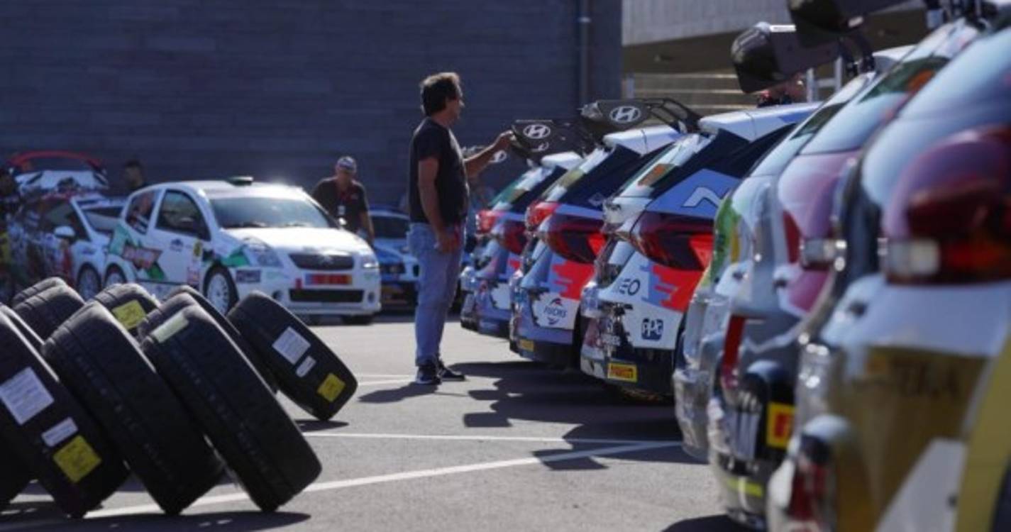 Amantes do rali acompanham Verificações Técnicas