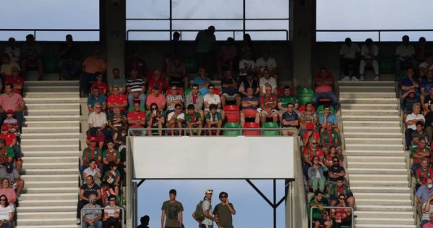 Massa humana já 'embeleza' Estádio do Marítimo
