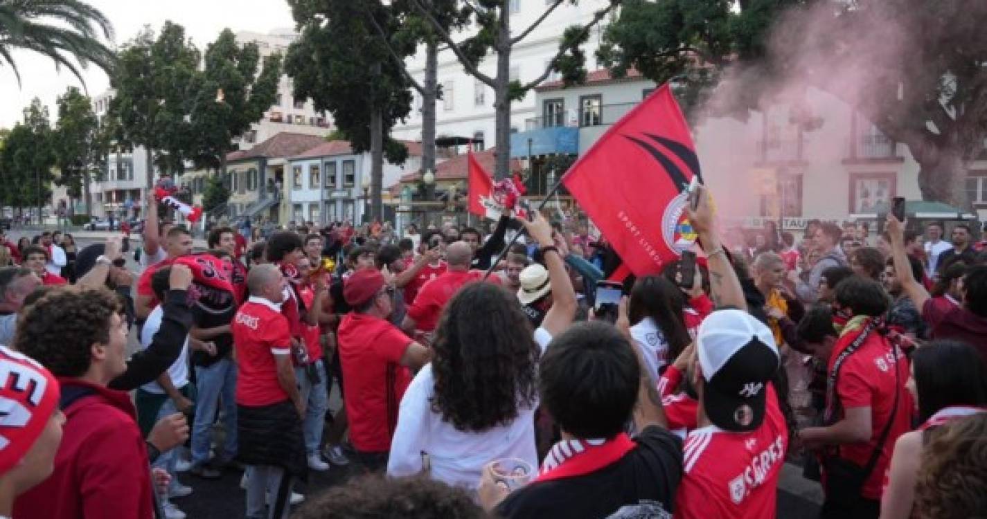 Veja a euforia na Avenida do Mar com os adeptos do Benfica a fazerem a festa