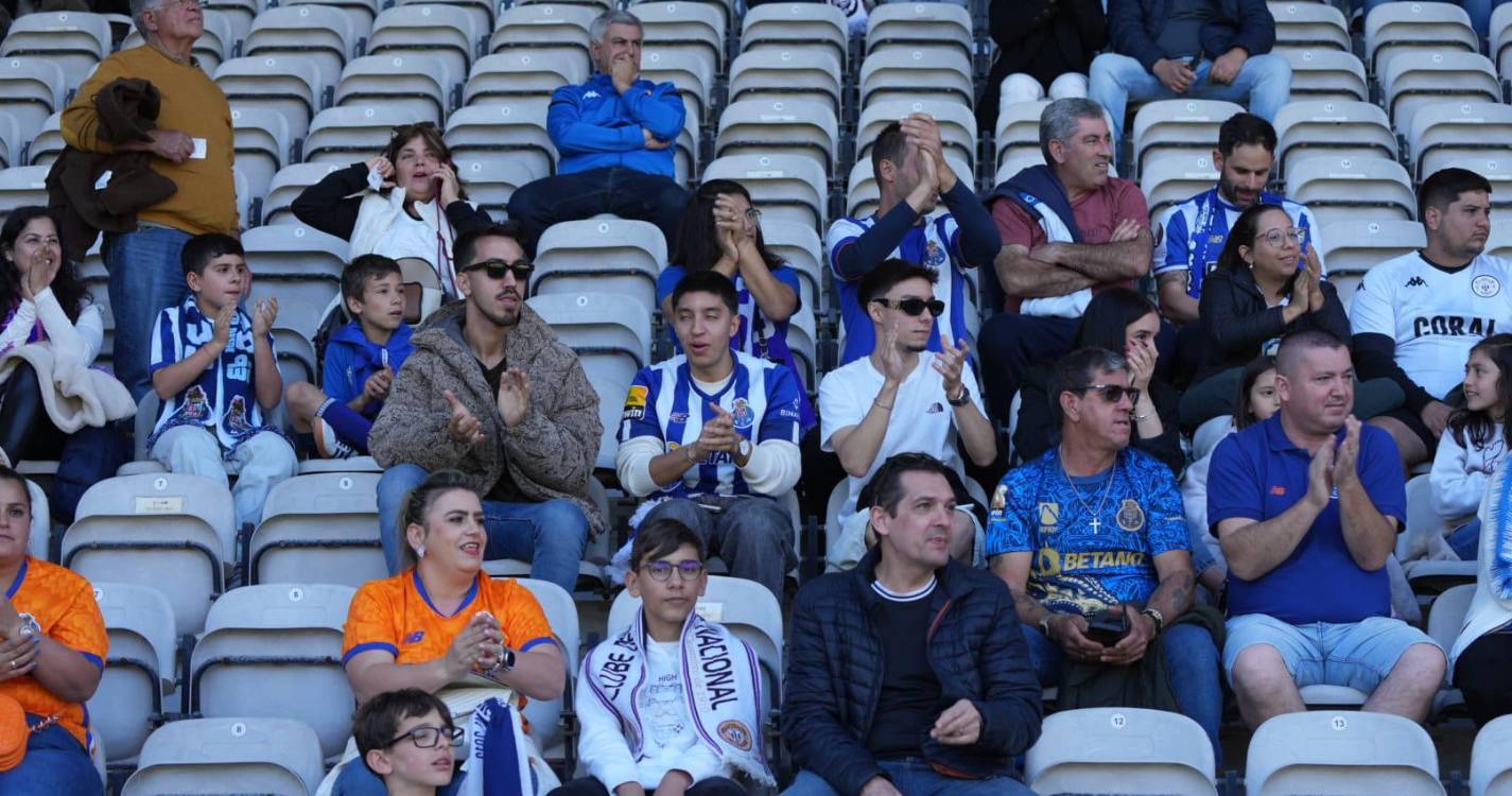 Estádio da Madeira composto para assistir ao Nacional–FC Porto (com fotos)