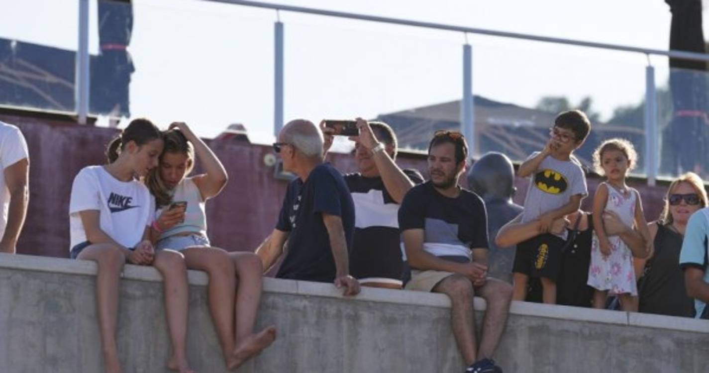 Amantes do rali acompanham Verificações Técnicas