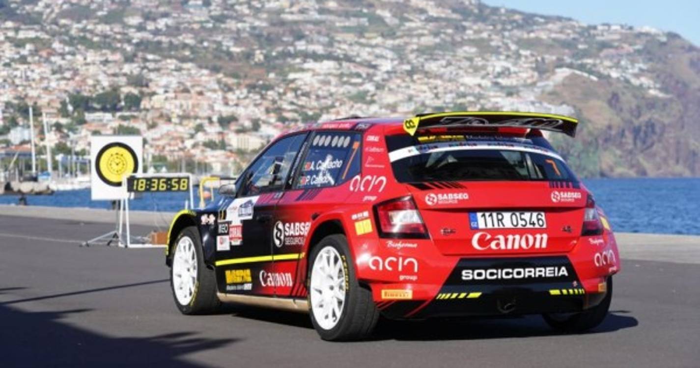 Amantes do rali acompanham Verificações Técnicas