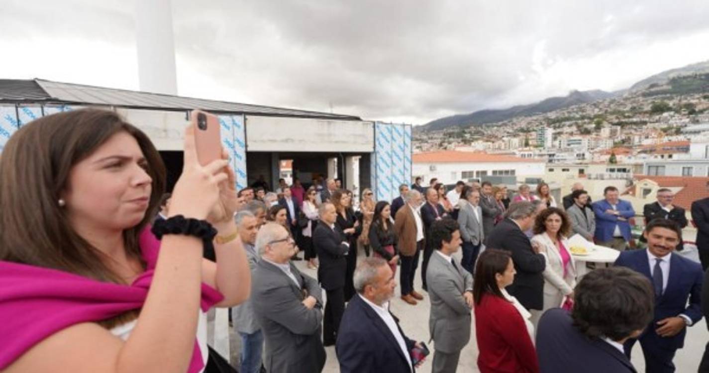 Cerimónia do 'pau de fileira' do Savoy Residence Insular reúne dezenas de personalidades