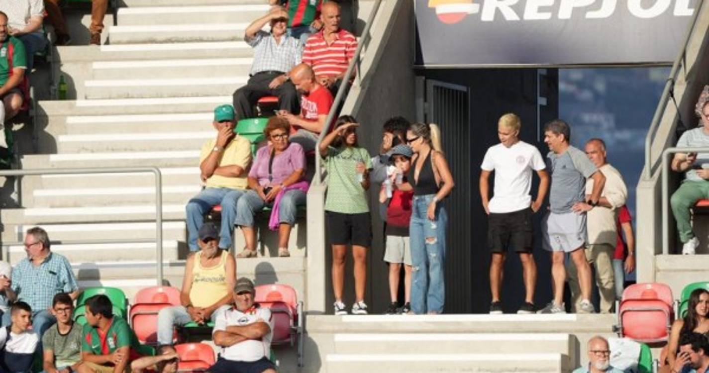 Massa humana já 'embeleza' Estádio do Marítimo