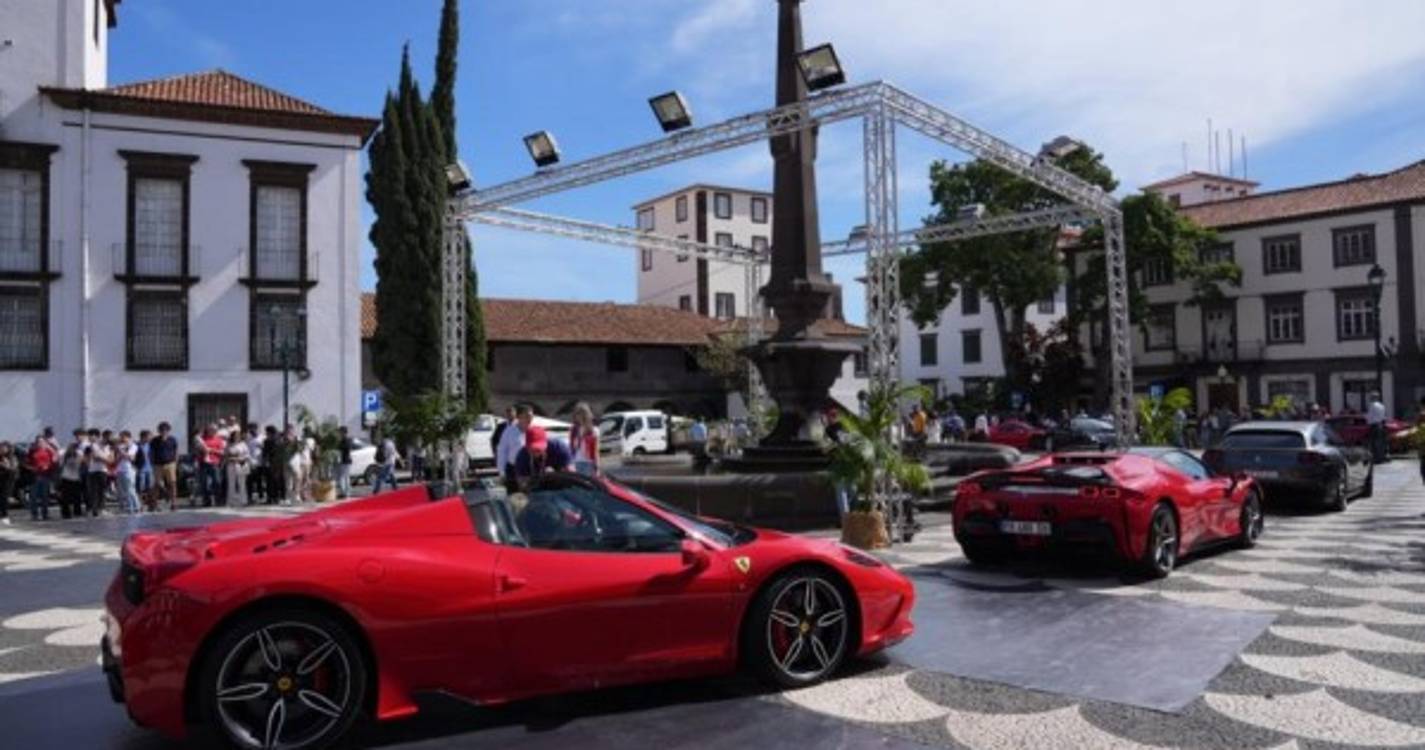 Largo do Município composto para ver os ferraris