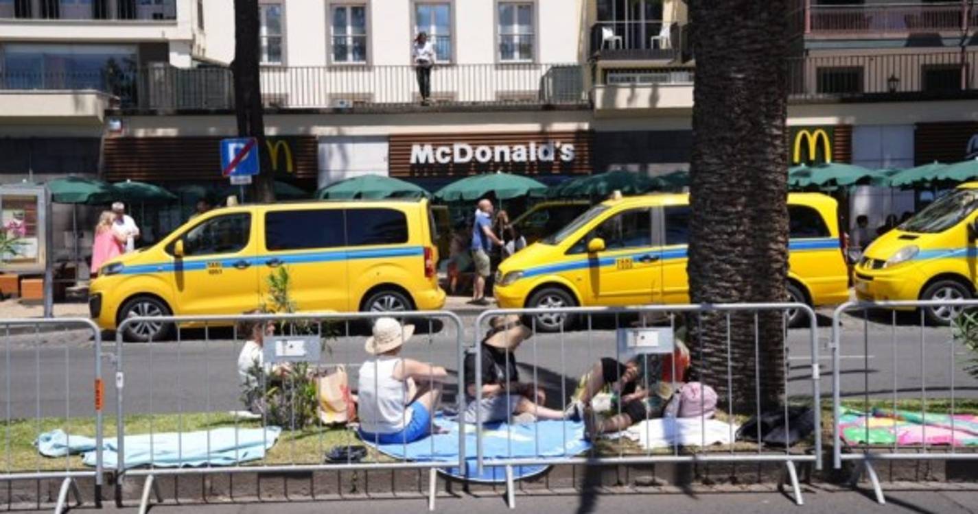 Populares começam a guardar lugar para assistir ao cortejo da Festa da Flor