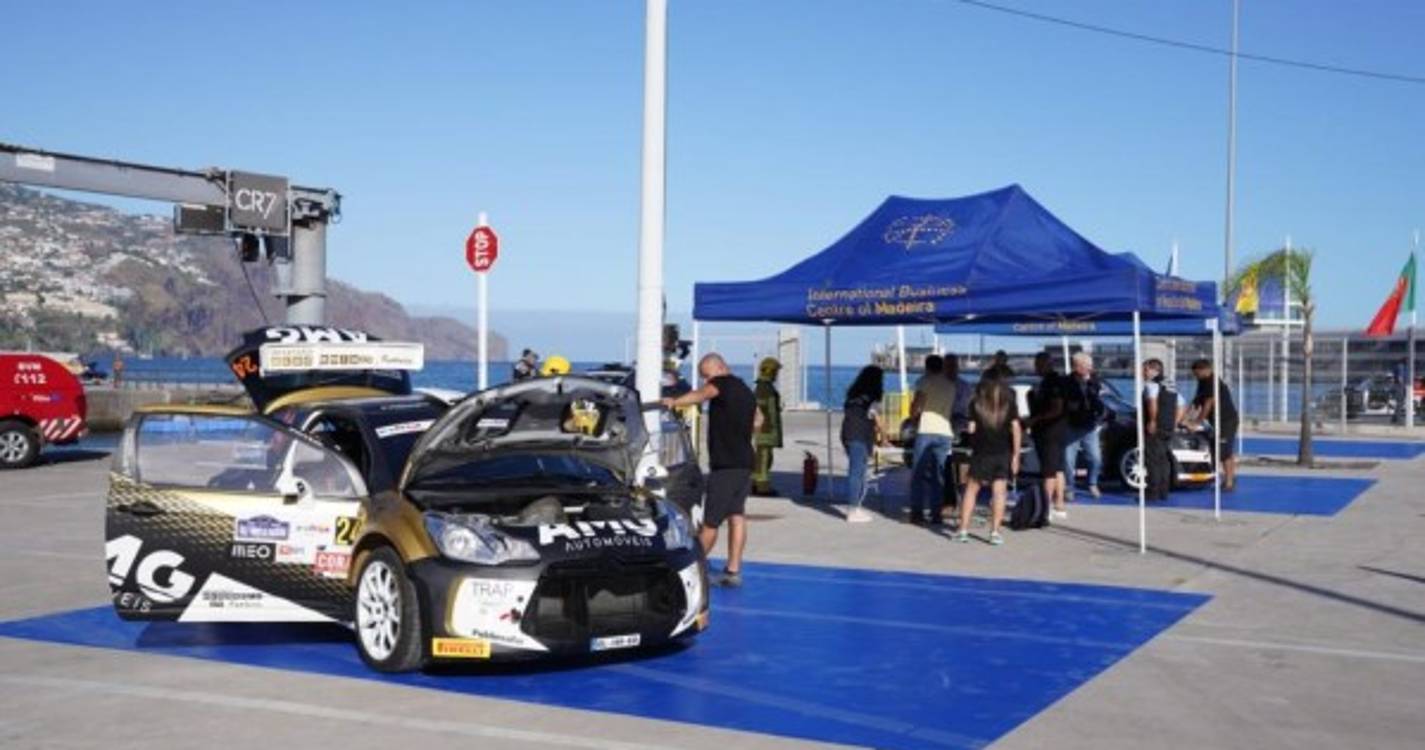 Amantes do rali acompanham Verificações Técnicas