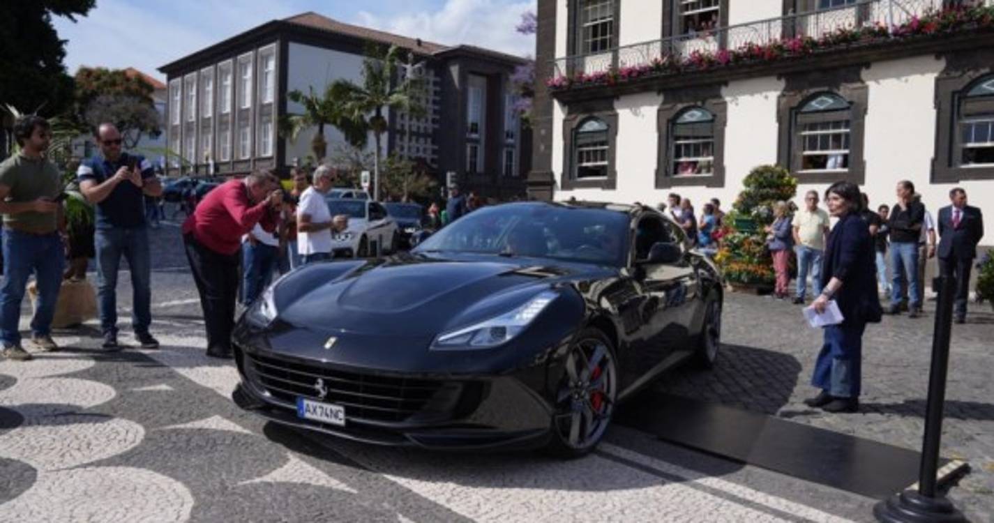 Largo do Município composto para ver os ferraris