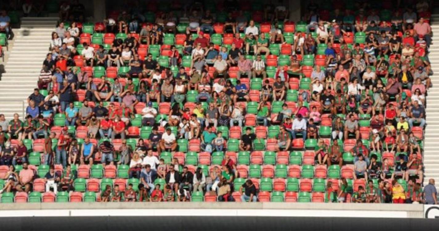 Massa humana já 'embeleza' Estádio do Marítimo