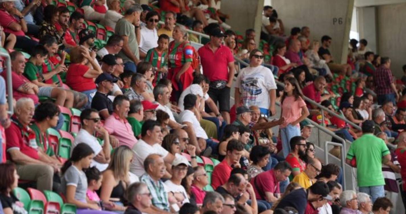 Veja quem está a assistir ao Marítimo-Guimarães (com fotos)