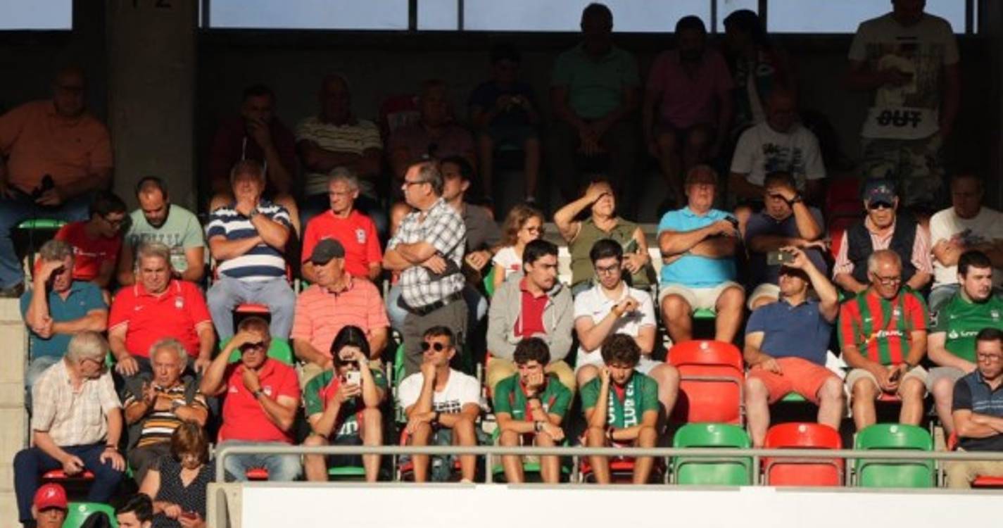 Massa humana já 'embeleza' Estádio do Marítimo