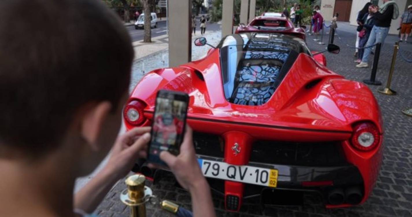 Ferraris atraem olhares no Savoy Palace