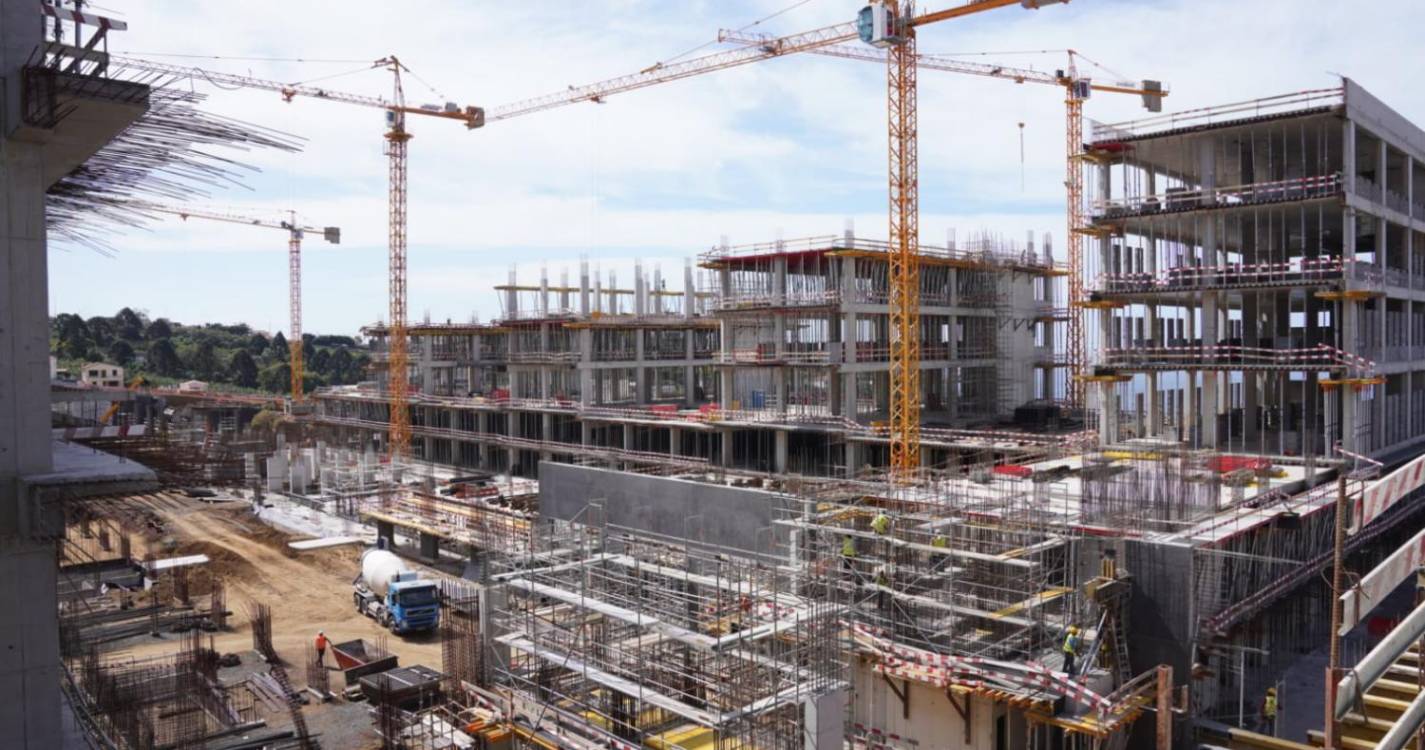 Veja como está a decorrer a obra do novo hospital