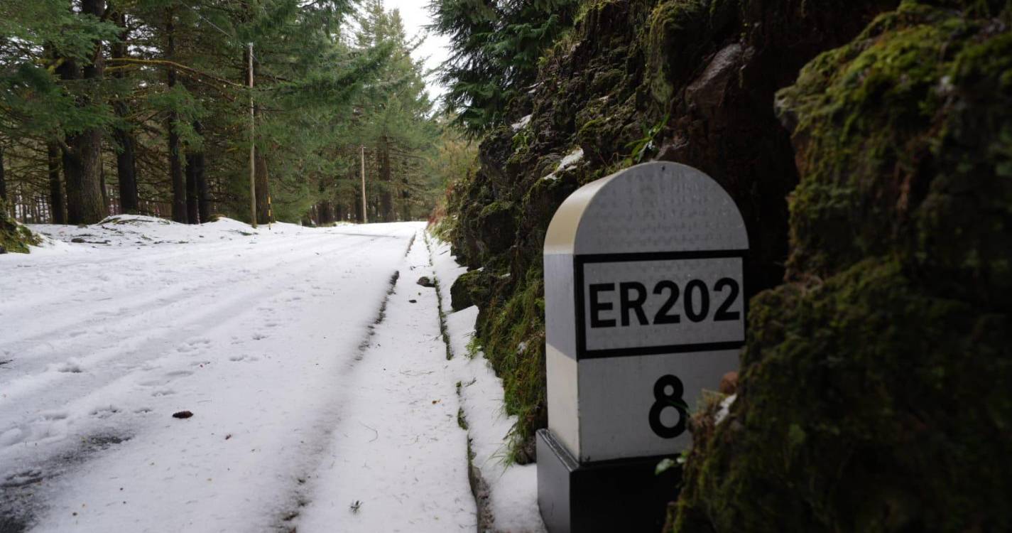Estradas encerradas deixam curiosos a ver neve no Poiso (com fotos)