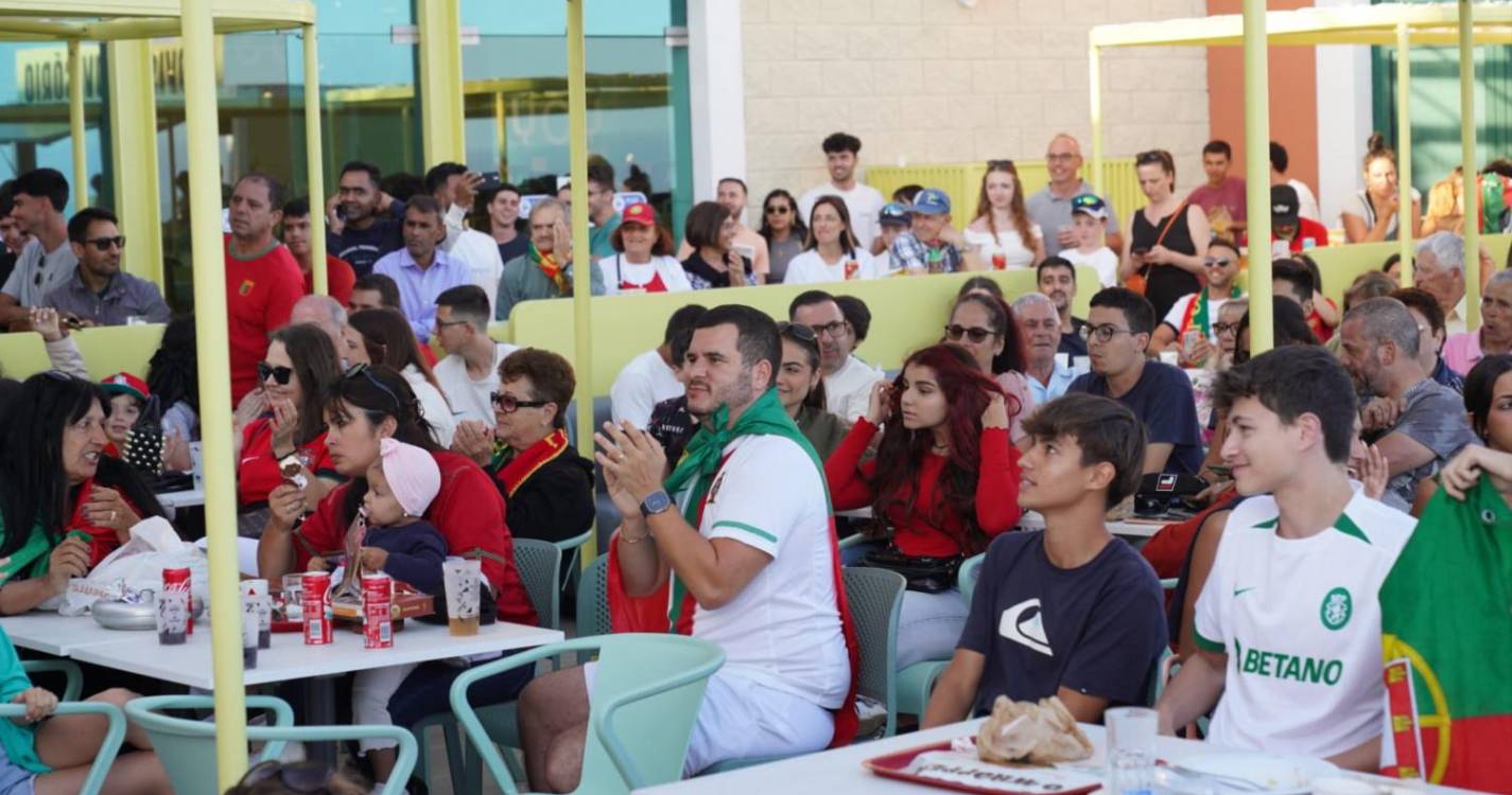 ’Fan zone’ bem composta e esperançosa (com fotos)