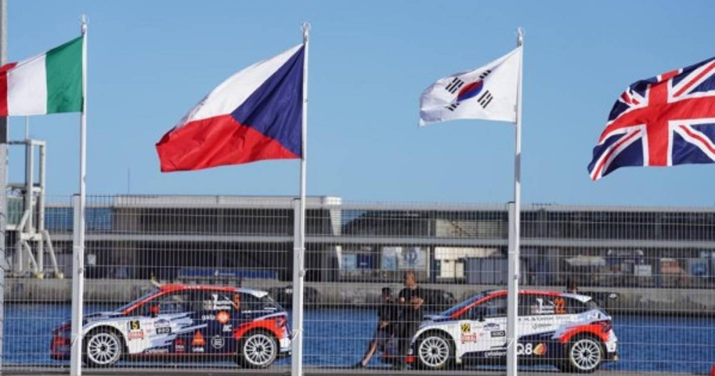 Amantes do rali acompanham Verificações Técnicas