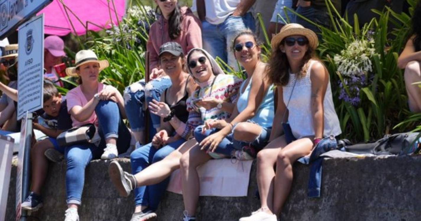 Muita gente à espera do Rali em Câmara de Lobos