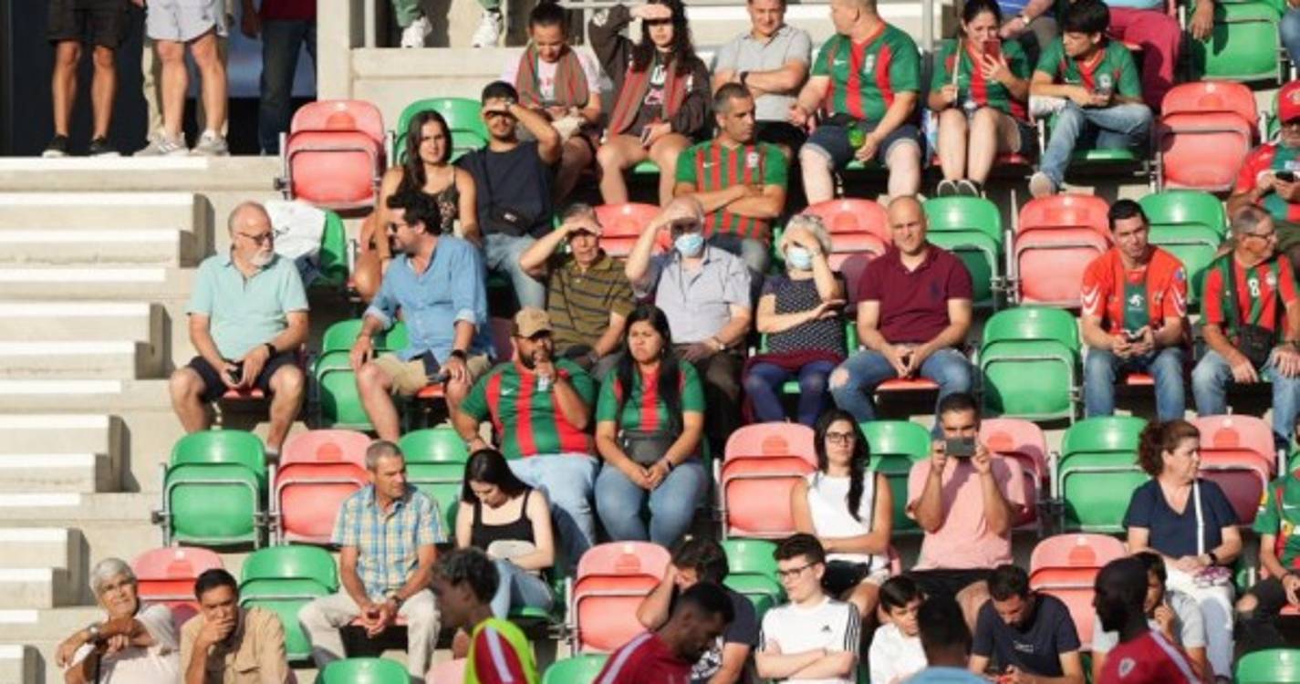 Massa humana já 'embeleza' Estádio do Marítimo